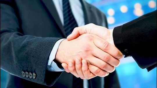 商务人士签约合作握手