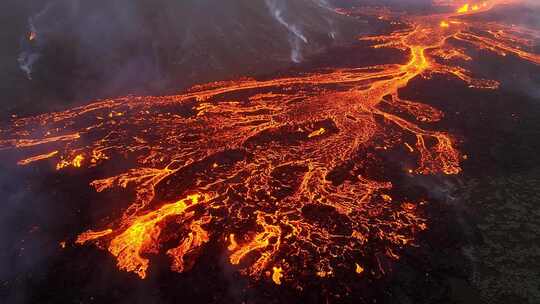 近距离观察火山喷发活跃的火山口