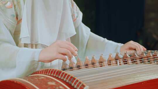 成都街景中国风汉服古筝演奏女