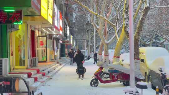街头结冰路面行人玩雪的人父亲拉孩子雪橇