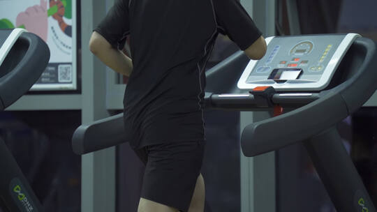 跑步机健身房有氧运动健身器视频素材模板下载