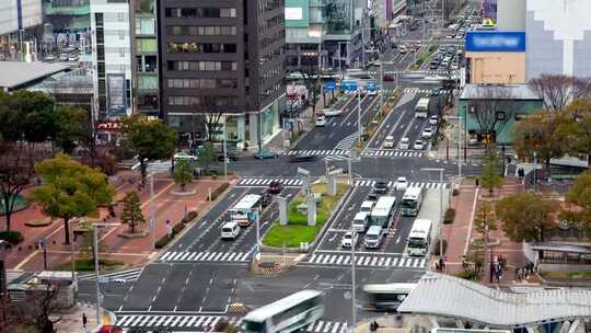 城市街景，车水马龙