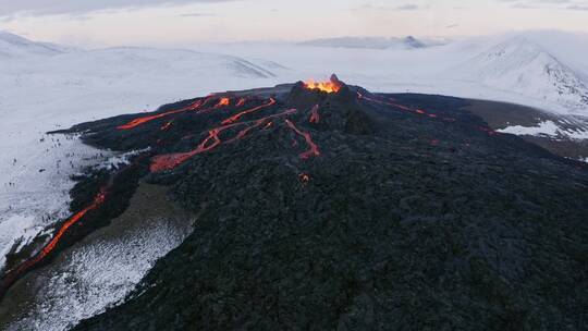 航拍喷涌的火山岩浆