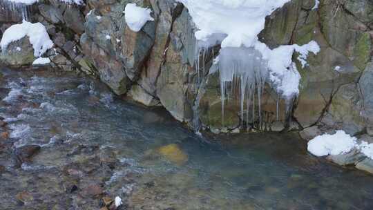 日本阿尔卑斯山的冰山河，长野地狱谷