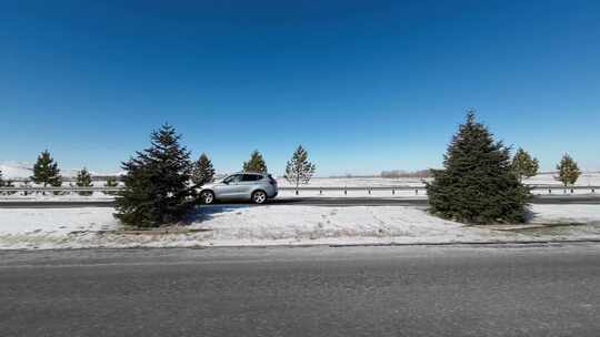 开车行驶在雪后公路 车窗外雪景