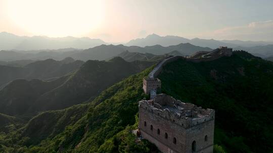 夕阳下光影照耀的长城建筑历史古建筑