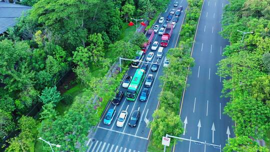 航拍道路车辆等待红绿灯绿灯通行