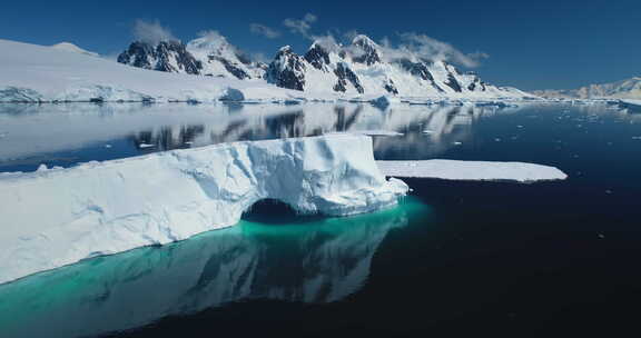 南极洲巨大的高耸冰山漂浮在海洋上
