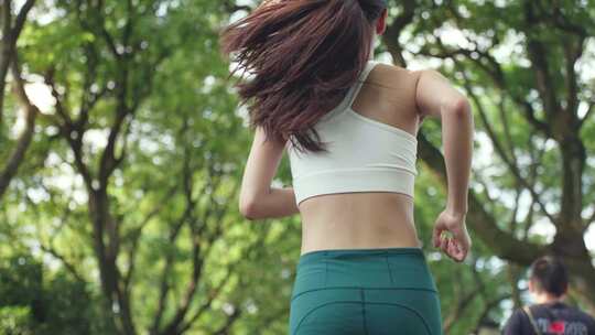 晨练日出青春美女跑步运动林荫道晨跑