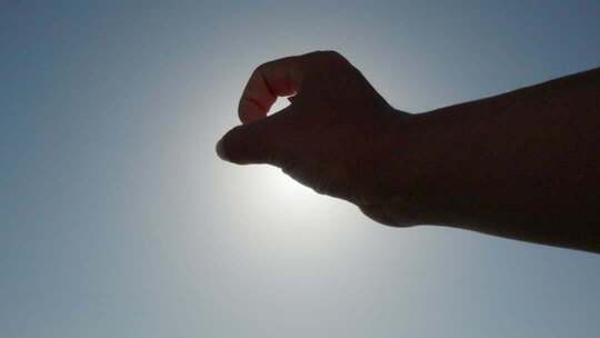 手触摸太阳祈求希望加油打气明天更好