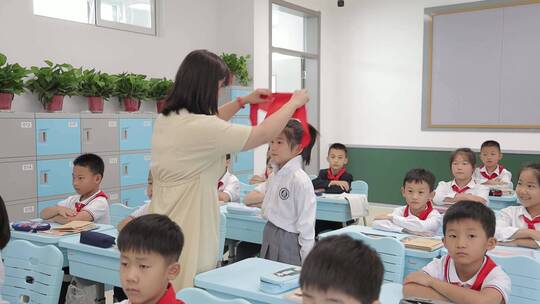 给学生带红领巾的女老师