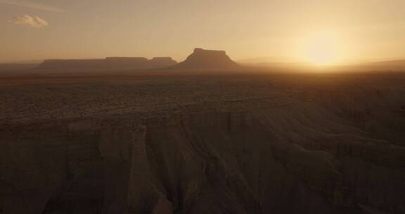 航拍犹他州众神之谷黄昏时分的剪影