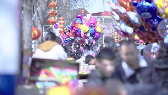 山西春节街景 采购年货 气球 路边摊