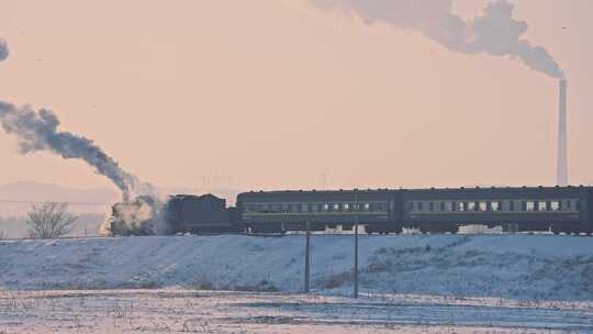 中国东北冬季白雪落日下的蒸汽机车老式火车