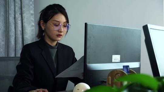 在办公室工作的女人视频素材模板下载