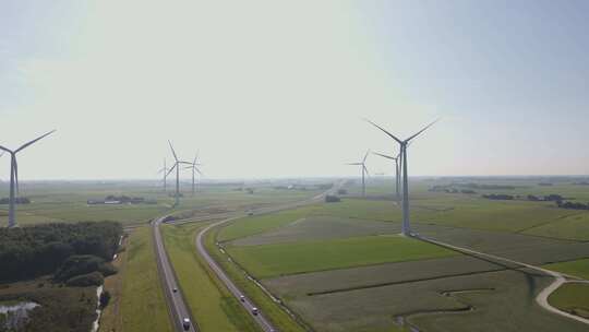 平原地区高速两边的风力发电机