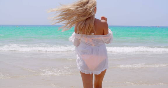 海滩上的金发女孩