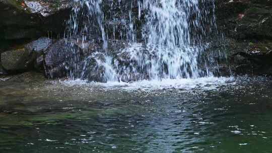 夏天森林里岩石小溪溪流瀑布流水