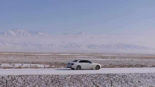 汽车行驶在冰天雪地航拍雪景公路