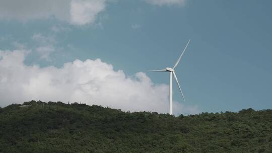 风力发电视频矗立在山颠的发电风车延时