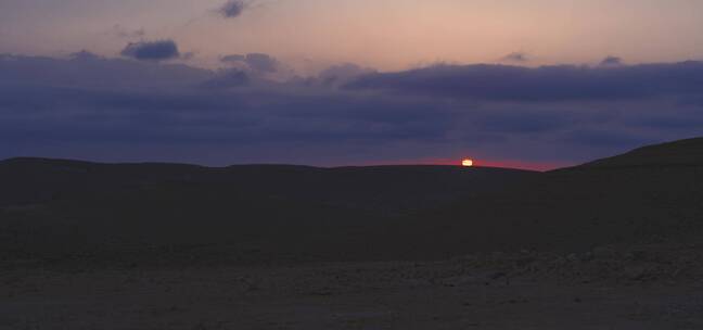 沙漠天空的橙色日落