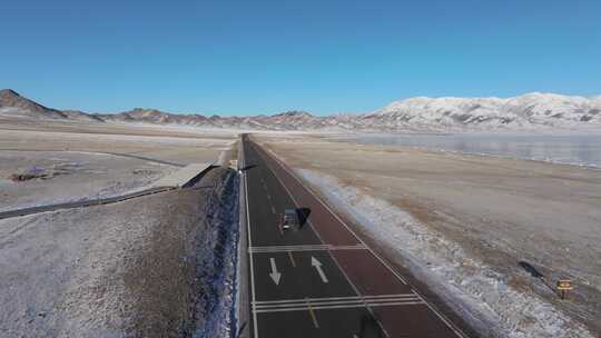 冬季新疆赛里木湖环湖公路行进雪山冰湖雪原