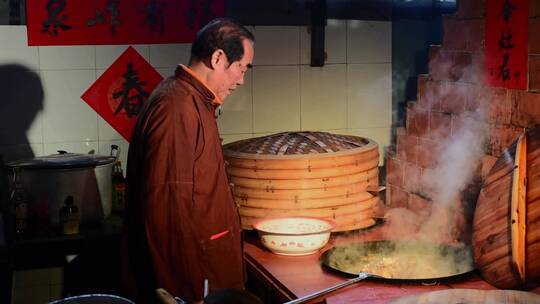 老人家在厨房煮年夜饭