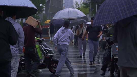 4K细雨纷飞城市街头行人步履匆匆