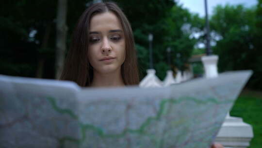 美女用地图寻找历史景点，城市旅游，新印象