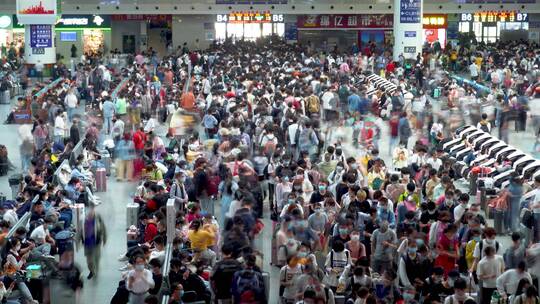 4K实拍节假日火车站出行拥挤人群延时摄影