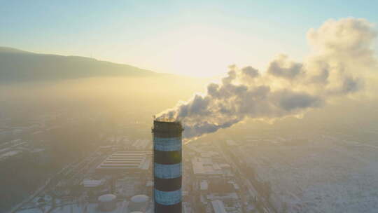 夕阳下的工业烟雾，背景是城市