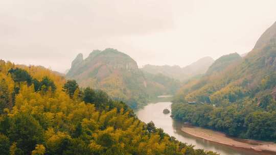 山林环绕河流的自然风光全景