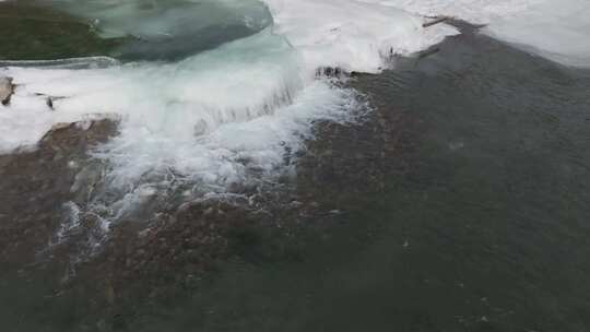 春天山间溪流冰雪融化