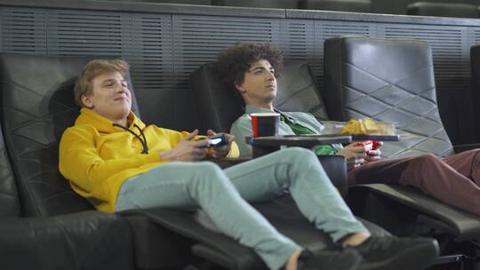电影院里的玩家躺着玩电子游戏视频素材模板下载