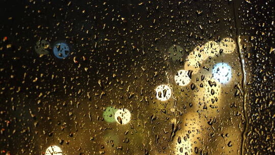 窗外下雨雨水落在玻璃上视频素材模板下载