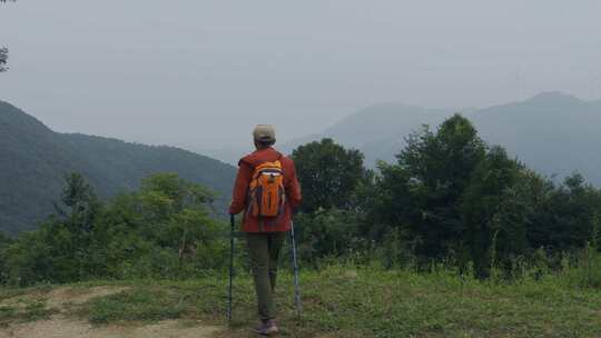 男子户外山林徒步背影