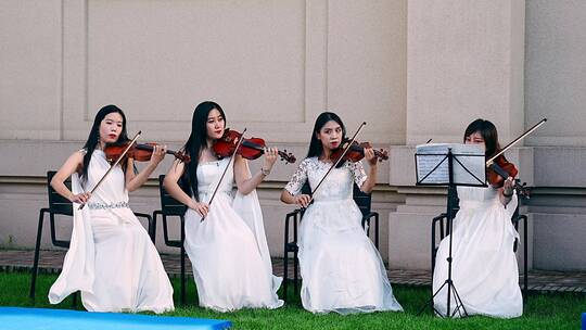 4K升格实拍草坪上演奏小提琴的乐团女孩