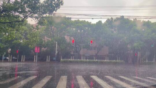 下暴雨 下雨天 雨中行人 车雨水 意境实拍