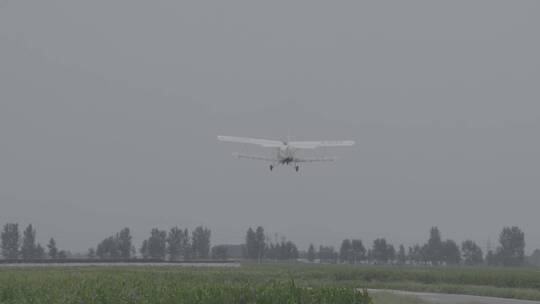 一架运五飞机起飞后飞向天空LOG