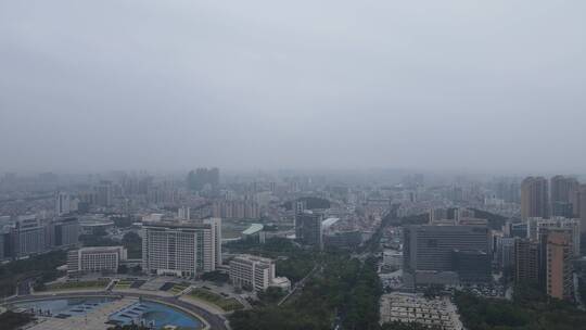 春季雨雾中的东莞市区