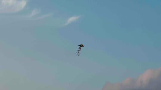 风筝在天空中迎风飞翔视频素材模板下载