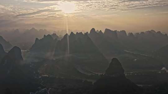 日出时分的喀斯特地貌群山鸟瞰全景