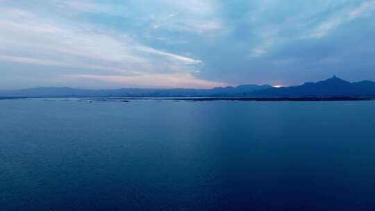 内蒙古乌海市乌海湖日出朝霞景观视频素材模板下载