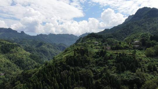 航拍大山中的美丽乡村视频素材模板下载