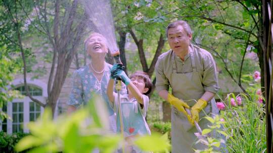 祖孙三人在院子里浇水视频素材模板下载