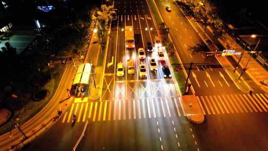 城市马路行驶的汽车夜景