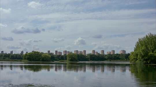 河流湿地浑河岸边高楼建筑居民楼蓝天白云视频素材模板下载