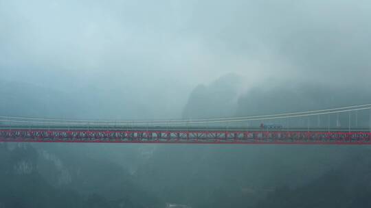 航拍雨天货车行驶在矮寨大桥上