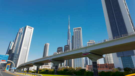 迪拜城市有街道和桥梁，有驾驶汽车。行动。视频素材模板下载