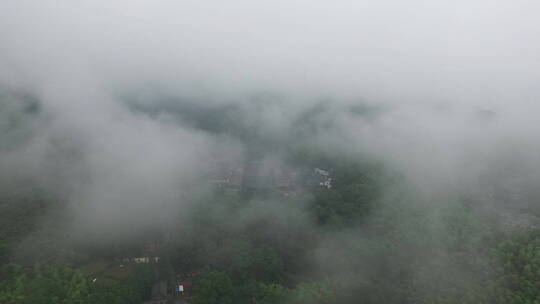 航拍云雾中的东吴天童寺素材